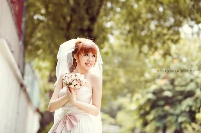 Diễm Hương sinh năm 1990, sở hữu những nét đẹp trời ban, nước da trắng ngần, khuôn mặt thanh tú, và vóc dáng đầy quyến rũ,Hương Angella là cô người mẫu ảnh xinh xắn của nhiều shop thời trang và tiệm áo cưới nổi tiếng. Xem thêm: "Cơn sốt" thiên sứ 9X: "em gái" của Tiểu Long Nữ - Lưu Diệc Phi?