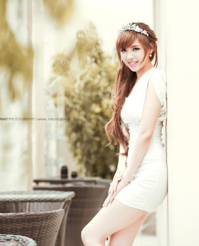 Sang trọng trong đầm trắng bó sát càng tôn lên những đường cong tuyệt đẹp của cô nàng. Xem thêm: "Cơn sốt" thiên sứ 9X: "em gái" của Tiểu Long Nữ - Lưu Diệc Phi?