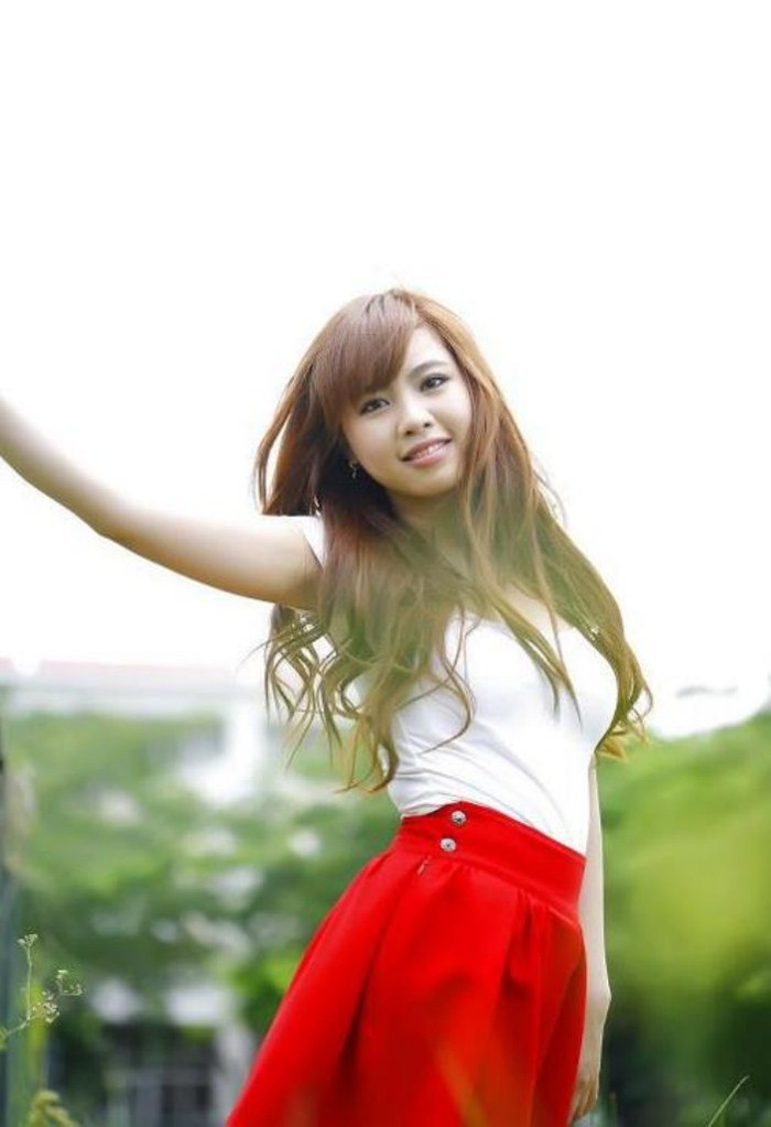 Style trẻ trung, cá tính trong váy đỏ, áo phông trắng dạo phố. Xem thêm: "Cơn sốt" thiên sứ 9X: "em gái" của Tiểu Long Nữ - Lưu Diệc Phi?