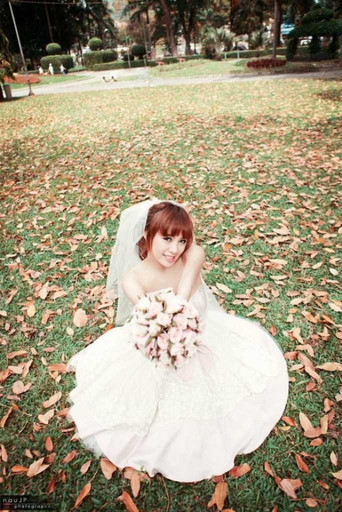 Thiên thần váy trắng nổi bật giữa khu rừng yên tĩnh đầy lá vàng và hoa cỏ. Xem thêm: "Cơn sốt" thiên sứ 9X: "em gái" của Tiểu Long Nữ - Lưu Diệc Phi?