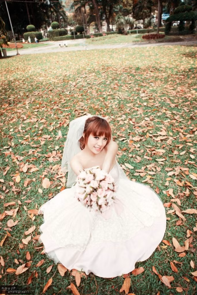 Thiên thần váy trắng nổi bật giữa khu rừng yên tĩnh đầy lá vàng và hoa cỏ. Xem thêm: "Cơn sốt" thiên sứ 9X: "em gái" của Tiểu Long Nữ - Lưu Diệc Phi?
