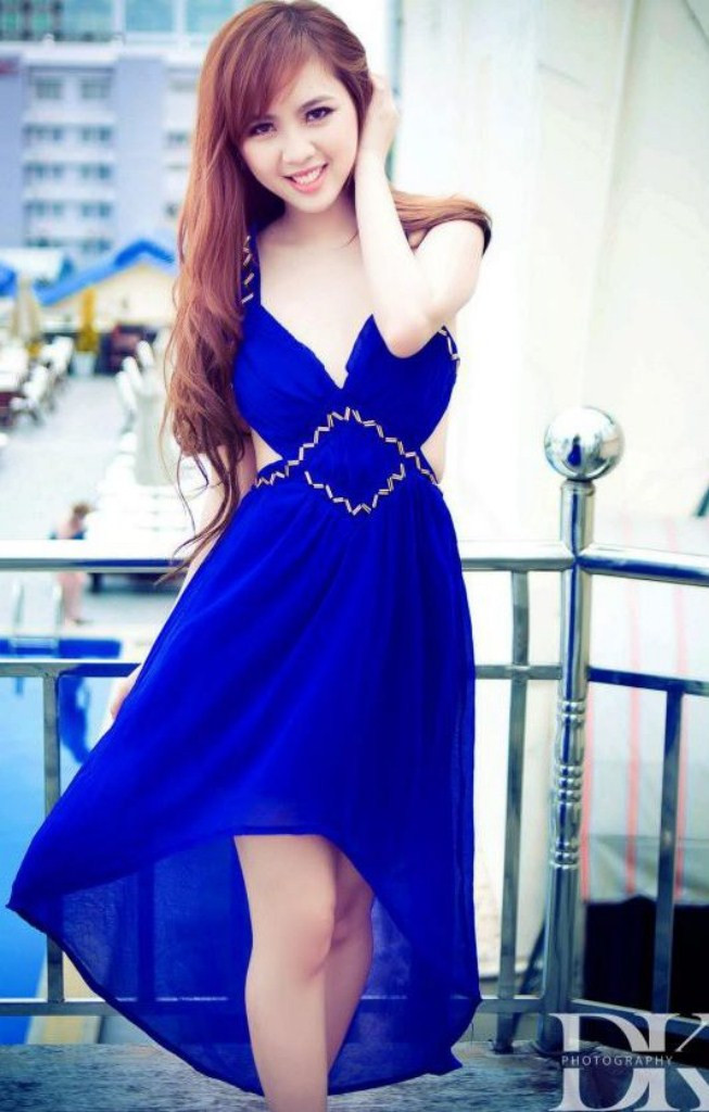 Quyến rũ trong bộ đầm xanh lộng lẫy, kiêu sa. Xem thêm: "Cơn sốt" thiên sứ 9X: "em gái" của Tiểu Long Nữ - Lưu Diệc Phi?