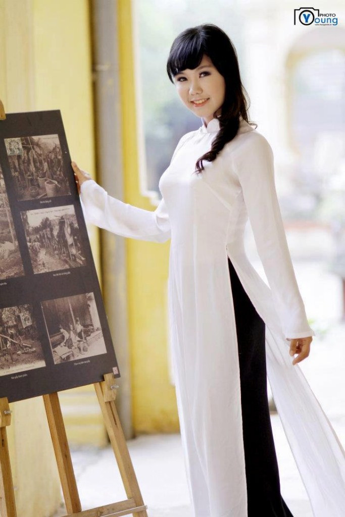 Ở lớp Linh là Bí thư Chi đoàn, từng tham gia chương trình "Đạp xe vì môi trường" của cuộc thi DDHT. Bên cạnh đó, cô bạn thường xuyên tham gia các hoạt động văn nghệ cũng như tình nguyện của lớp và các câu lạc bộ trong trường như HAT (Hanoi-Amsterdam Art Team) hay LOF (Leaders Of the Future) Ở lớp Linh là Bí thư Chi đoàn, từng tham gia chương trình "Đạp xe vì môi trường" của cuộc thi DDHT. Bên cạnh đó, cô bạn thường xuyên tham gia các hoạt động văn nghệ cũng như tình nguyện của lớp và các câu lạc bộ trong trường như HAT (Hanoi-Amsterdam Art Team) hay LOF (Leaders Of the Future)