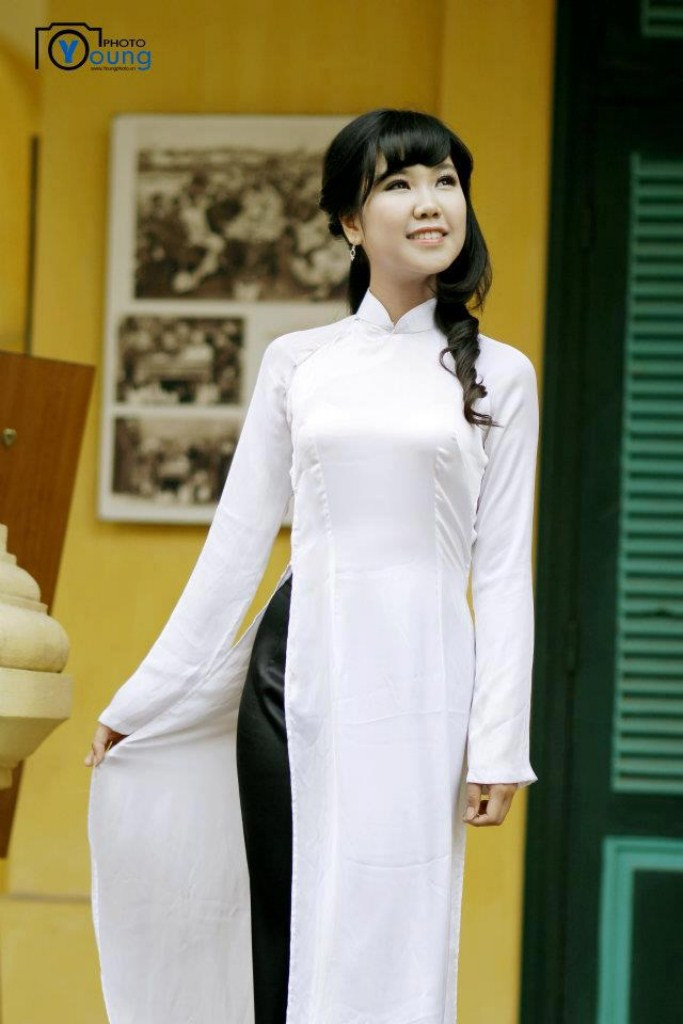 Khánh Linh từng là gương mặt đại diện của trường, Quận tham gia nhiều cuộc thi sắc đẹp và đạt nhiều giải thường, giải Nhất cuộc thi “Học sinh Ba Đình tài năng – thanh lịch - bản lĩnh”, Giải Hoa Khôi, Giải Thí sinh nữ có phần ứng xử hay nhất, Giải Thí sinh nữ có điểm học tập cao nhất cuộc thi Nét Đẹp Tràng An Hà Nội, Top 15 vào Chung Kết cuộc thi Duyên Dáng Hà Thành (DDHT) Khánh Linh từng là gương mặt đại diện của trường, Quận tham gia nhiều cuộc thi sắc đẹp và đạt nhiều giải thường, giải Nhất cuộc thi “Học sinh Ba Đình tài năng – thanh lịch - bản lĩnh”, Giải Hoa Khôi, Giải Thí sinh nữ có phần ứng xử hay nhất, Giải Thí sinh nữ có điểm học tập cao nhất cuộc thi Nét Đẹp Tràng An Hà Nội, Top 15 vào Chung Kết cuộc thi Duyên Dáng Hà Thành (DDHT)