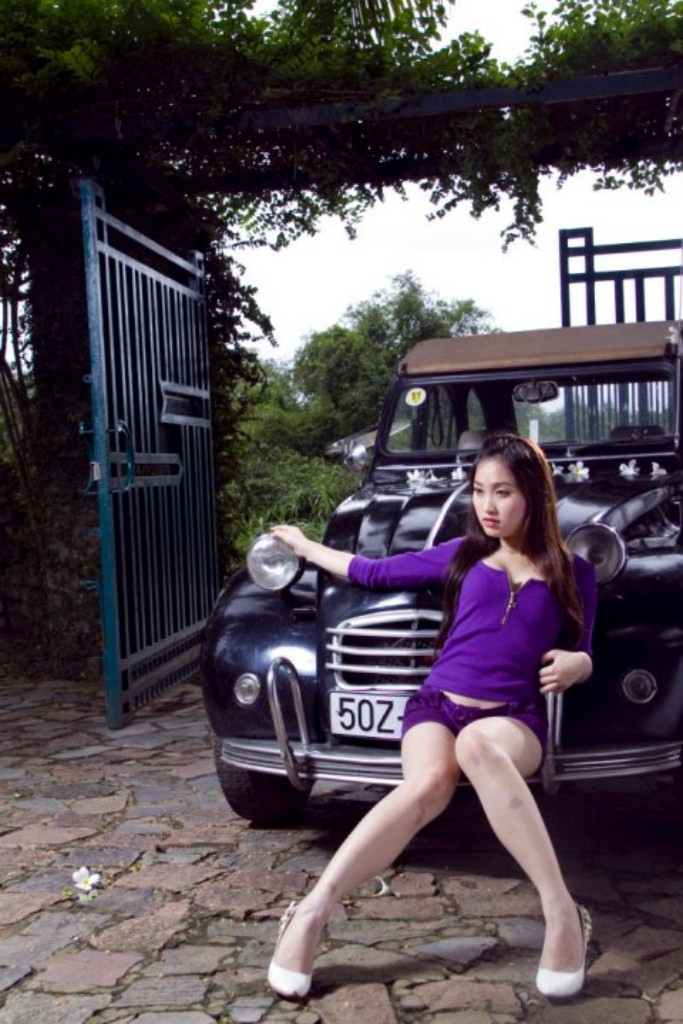 Anh Thư Honey Dollar: chân dài Việt bốc lửa cùng xế cổ