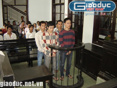 Bị cáo Tấn, Châu, Huy, Quốc trước vành móng ngựa. Bị cáo Tấn, Châu, Huy, Quốc trước vành móng ngựa.