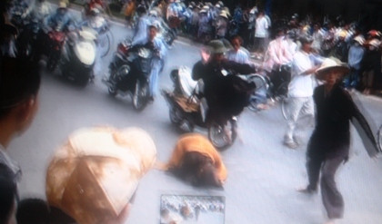 Tiểu sư thày phi thân đạp hụt một người đi đường.