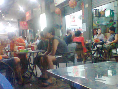 Hàng quán và người TQ "vây" quanh trung tâm thương mại Sóng Thần - Ảnh: Đỗ Trường