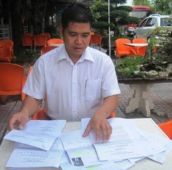 Ông Huỳnh Chí Hiếu – một trong những nạn nhân dám lên tiếng tố cáo việc vay mượn tiền của anh em cán bộ ngân hàng Võ Hoàng Nhật Ông Huỳnh Chí Hiếu – một trong những nạn nhân dám lên tiếng tố cáo việc vay mượn tiền của anh em cán bộ ngân hàng Võ Hoàng Nhật