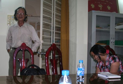 Nhiều phóng viên bị "giam lỏng" suốt 4 tiếng tại khu hành chính Nhiều phóng viên bị "giam lỏng" suốt 4 tiếng tại khu hành chính