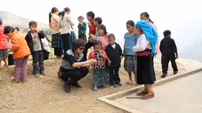 Nhà báo Thu Trang (ngồi) trong một lần công tác ở vùng cao - Ảnh do nhân vật cung cấp Nhà báo Thu Trang (ngồi) trong một lần công tác ở vùng cao - Ảnh do nhân vật cung cấp