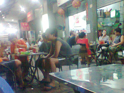 Hàng quán và người TQ "vây" quanh trung tâm thương mại Sóng Thần - Ảnh: Đỗ Trường