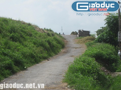 Đoạn đê trước kia là đền Cụ Lở Đoạn đê trước kia là đền Cụ Lở