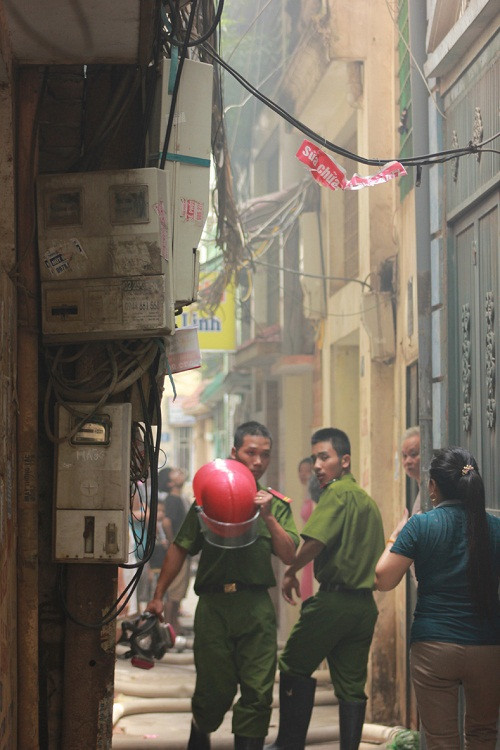 Hà Nội: Cháy trong khu dân cư, hàng trăm người hoảng loạn ảnh 2 Chay lon trong khu dan cu o Ha Noi