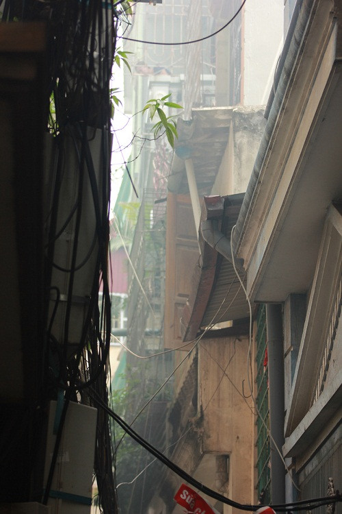 Khói bốc lên từ tầng 5 Lực lượng công an và cứu hỏa đã đến hiện trường để dập tắt đám cháy Nguyên nhân ban đầu của vụ hỏa hoạn được xác định là do chập điện Chay lon trong khu dan cu o Ha Noi