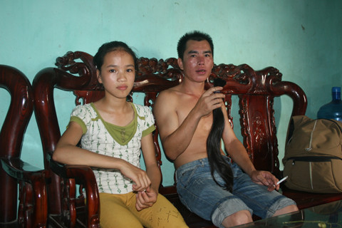 Gia đình anh Hoàng Văn An luôn phải bỏ việc để canh chừng con gái Gia đình anh Hoàng Văn An luôn phải bỏ việc để canh chừng con gái.