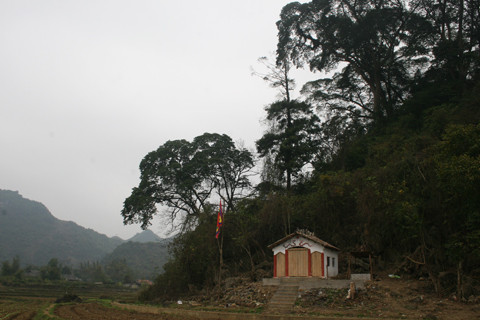 Miếu Xa Vùn nơi thờ 12 tên giặc.