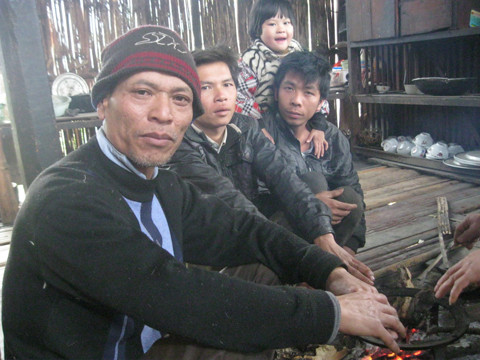 Những người dân thôn Khưa Cả tập trung kể về những người hóa điên vì vi phạm 