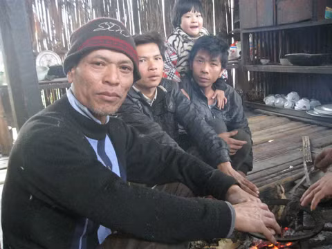 Những người dân thôn Khưa Cả tập trung kể về những người hóa điên vì vi phạm 