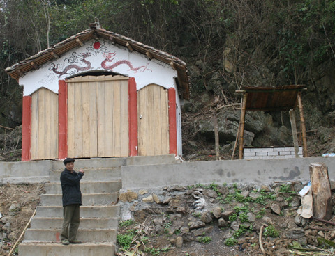 Miếu nằm dưới chân đồi nghiến cổ thụ, kỳ bí.