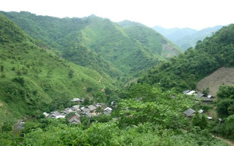 Bản Định Sơn 2, nơi có ông thầy mo với khả năng đặc biệt, chuyên làm vía, đuổi bệnh cho dân bản. Ky la vuot dao nung, ngam lua... duoi benh