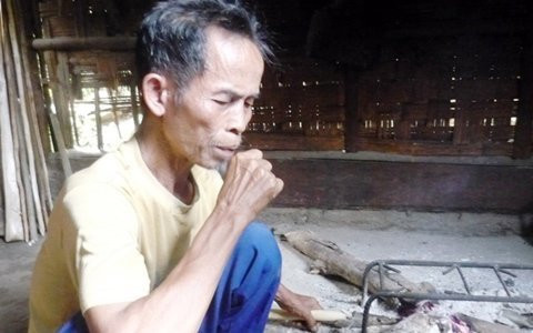 Thanh sắt được nung đỏ và thầy Khăm đang đọc những câu thần chú để mở đầu màn vuốt tay lên thanh sắt được nung nóng để làm vía. Ky la vuot dao nung, ngam lua... duoi benh