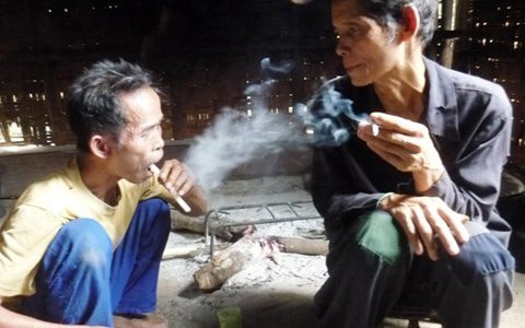 Thanh sắt khi được nung đỏ, thầy Khăm sẽ vuốt bàn tay lên thanh sắt đã được nung đỏ để xoa vào bụng đuổi con bệnh cho người ốm... Ky la vuot dao nung, ngam lua... duoi benh