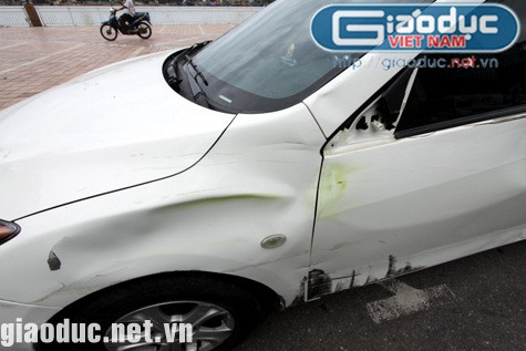 Xe ô tô bị xe mô tô cảnh sát tông phải khi đuổi theo đối tượng. Ảnh: Gia Huy Xe ô tô bị xe mô tô cảnh sát tông phải khi đuổi theo đối tượng. Ảnh: Gia Huy