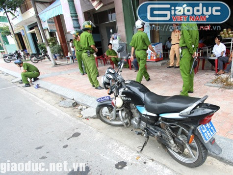 Lực lượng cảnh sát đang làm nhiệm vụ khi xảy ra va chạm. Ảnh: Gia Huy Lực lượng cảnh sát đang làm nhiệm vụ khi xảy ra va chạm. Ảnh: Gia Huy