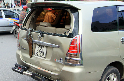 Chiếc xe Toyota Innova bị hư hỏng nặng. Chiếc xe Toyota Inova bị hư hỏng nặng