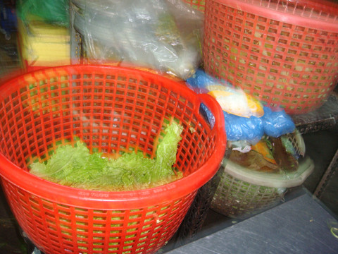 Trên rau, dưới... rác. Trên rau, dưới... rác.