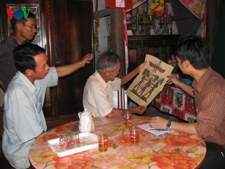 Cụ Thẩm cùng các thợ mộc trong làng xem đơn hàng gửi từ Áo về.