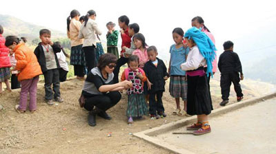 Nhà báo Thu Trang (ngồi) trong một lần công tác ở vùng cao - Ảnh do nhân vật cung cấp Nhà báo Thu Trang (ngồi) trong một lần công tác ở vùng cao - Ảnh do nhân vật cung cấp