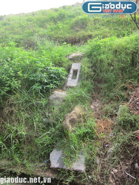 Những vết tích còn lại của đền Cụ Lở Những vết tích còn lại của đền Cụ Lở