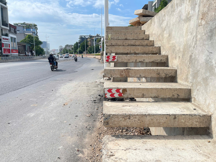 Để việc đi lại của người dân thuận tiện, các cầu thang sẽ được bố trí liên tục trên suốt chiều dài của đường Âu Cơ. GDVN_22.jpg