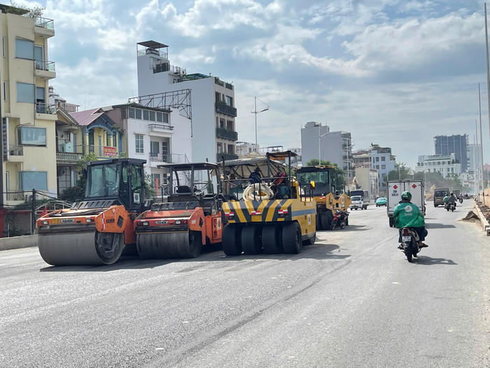 Xe lu và máy móc chuyên dụng tập kết trên đường Âu Cơ. GDVN_20.jpg