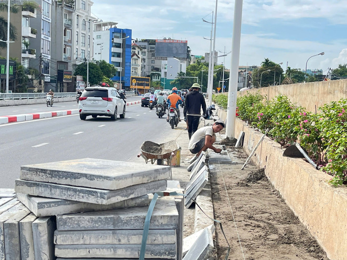 Đoạn đường từ chợ hoa Quảng An đến khu vực đường dẫn lên cầu Nhật Tân vẫn đang trong giai đoạn hoàn thiện. GDVN_6.jpg