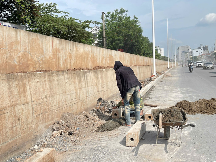 Một số công nhân khác hoàn thiện các công đoạn để chuẩn bị lát đá vỉa hè. GDVN_17.jpg