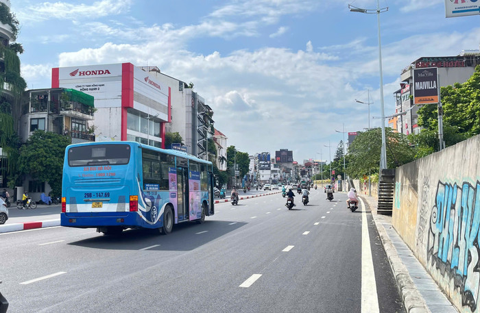 Khung cảnh thoáng đãng với lòng đường được mở rộng mỗi bên 4 làn xe. GDVN_14.jpg