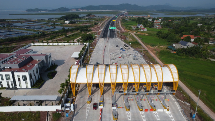 Một trạm thu phí trên cao tốc Vân Đồn - Móng Cái. Ảnh: Phúc Khang GDVN_mh.JPG