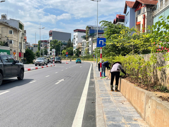 Đoạn từ khách sạn Thắng Lợi đến chợ hoa Quảng An đã cơ bản hoàn thiện, lác đác công nhân làm nhiệm vụ chăm sóc và trồng thêm cây xanh hai bên đường. GDVN_13.jpg