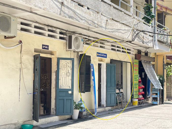 Cận cảnh phòng tuyển sinh, cạnh đó là một lớp học mà Trường THPT Văn Hiến thuê lại trong khuôn viên cơ sở 2 Trường Đại học Phương Đông. Ảnh: Trung Dũng GDVN_a5.jpg