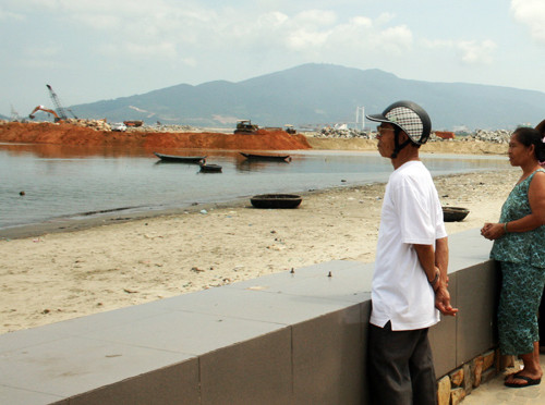 Người dân Đà Nẵng theo dõi việc đổ đất lấn biển để xây dựng khu đô thị phức hợp sân golf Đa Phước. Theo UBND TP Đà Nẵng, ở dự án này TP được hưởng lợi hơn 1.000 tỉ đồng chứ không phải giao đất với giá thấp làm lợi cho Công ty 79 hơn 570 tỉ đồng như ý kiến của Thanh tra Chính phủ - Ảnh: HC Người dân Đà Nẵng theo dõi việc đổ đất lấn biển để xây dựng khu đô thị phức hợp sân golf Đa Phước. Theo UBND TP Đà Nẵng, ở dự án này TP được hưởng lợi hơn 1.000 tỉ đồng chứ không phải giao đất với giá thấp làm lợi cho Công ty 79 hơn 570 tỉ đồng như ý kiến của Thanh tra Chính phủ - Ảnh: HC