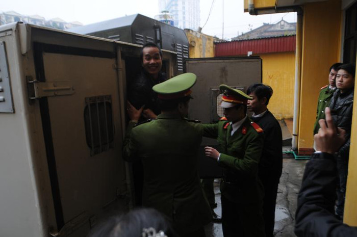 Đặng Trần Hoài bước ra khỏi xe bịt bùng, tươi cười vì nhìn thấy vợ và người thân Đặng Trần Hoài bước ra khỏi xe bịt bùng, tươi cười vì nhìn thấy vợ và người thân