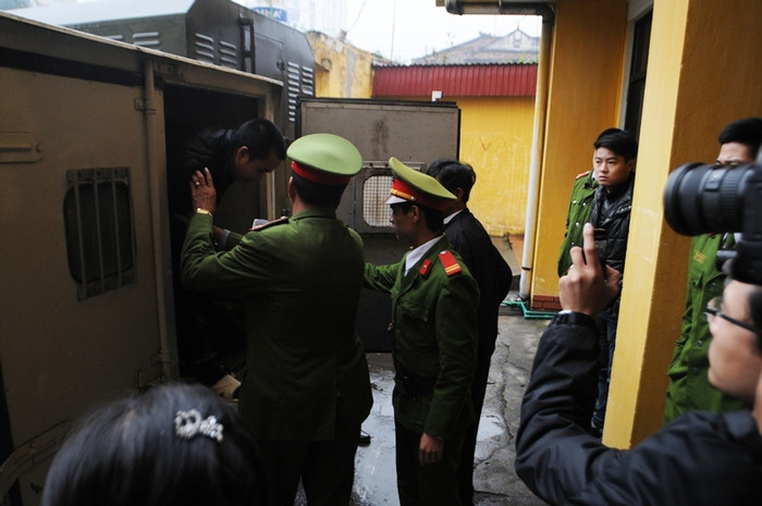 Ngay từ sáng sớm, Đặng Trần Hoài đã được đưa đến phòng xét xử Ngay từ sáng sớm, Đặng Trần Hoài đã được đưa đến phòng xét xử