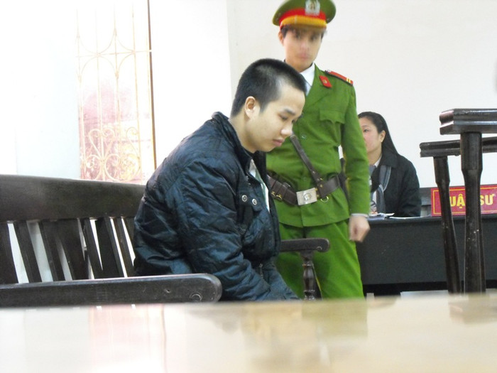 Khác với vẻ mặt tươi cười lúc mới bước ở xe ra, khi ngồi chờ phiên tòa bắt đầu, vẻ mặt Hoài đầy ưu tư... Khác với vẻ mặt tươi cười lúc mới bước ở xe ra, khi ngồi chờ phiên tòa bắt đầu, vẻ mặt Hoài đầy ưu tư...