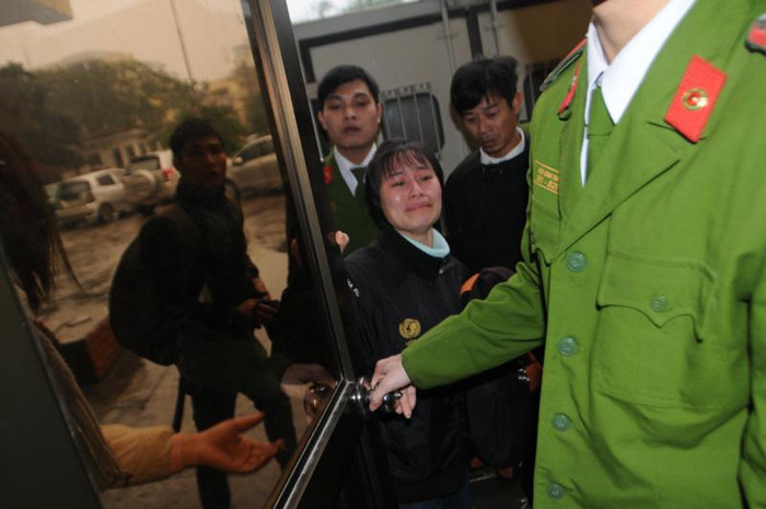 Vợ bị cáo Hoài khóc và luôn miệng động viên chồng bình tĩnh Vợ bị cáo Hoài khóc và luôn miệng động viên chồng bình tĩnh