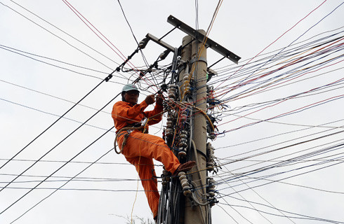 Bà Phạm Chi Lan: "Lãi mà trên cơ sở độc quyền, tăng giá điện trên đầu người tiêu dùng thì cái lãi đó đáng phải xem". (Ảnh: Hoàng Hà)