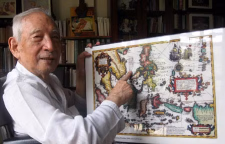 Nhà nghiên cứu Nguyễn Đình Đầu chỉ 2 quần đảo Hoàng Sa và Trường Sa trên bản đồ thế giới là thuộc về VN do Tây Phương vẽ năm 1606.(Ảnh: Minh Thi)