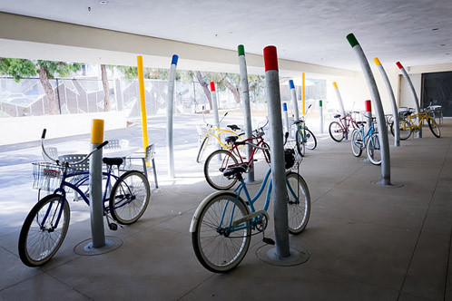 Khu vực để xe của nhân viên. Tai đây, xe đạp là phương tiện phổ biến để nhân viên đi lại quanh tòa nhà và khu vực.